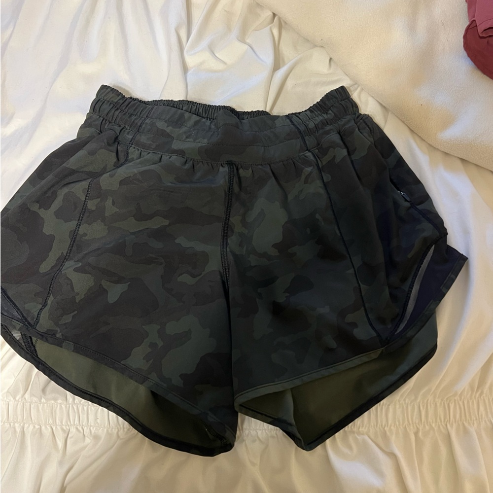 Lululemmon hotty hot shorts 4” inseam